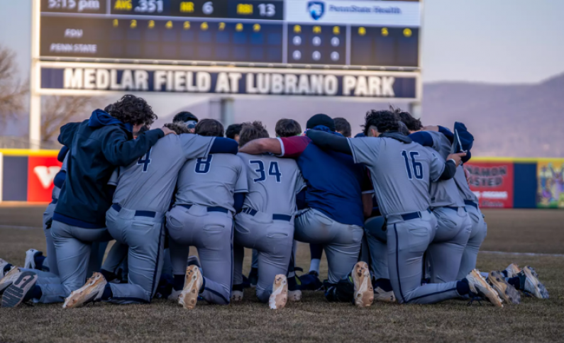 BaseballTeamPraying2